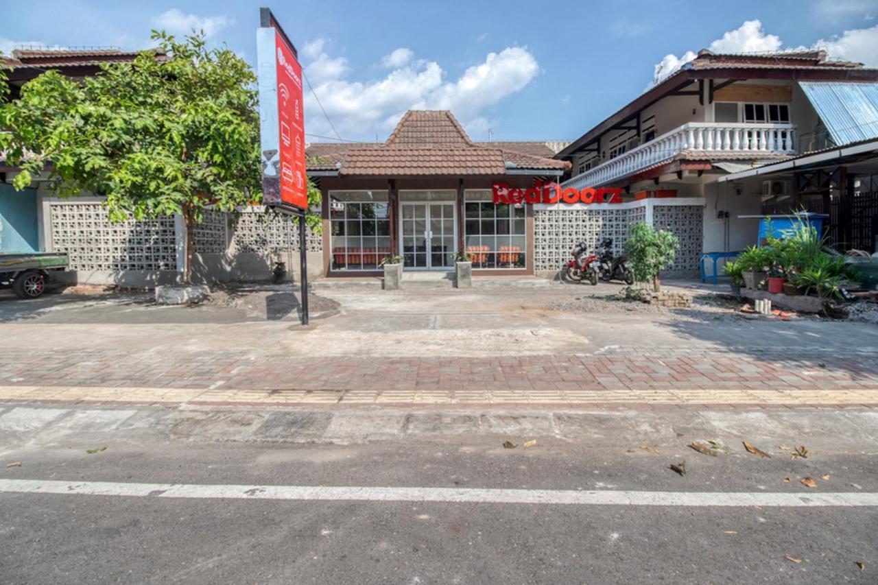 מלון יוגיאקרטה Reddoorz Near Malioboro Tugu Station Jogja 2 מראה חיצוני תמונה